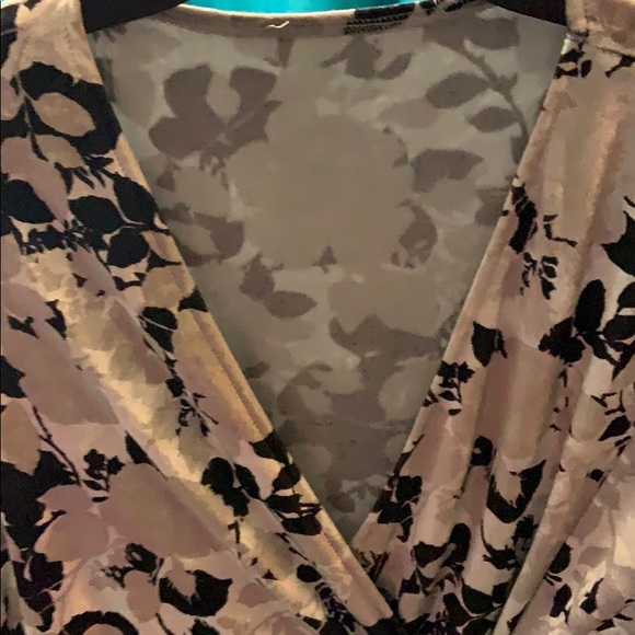 🌹Vintage 3/4 Black & Silver Velvety Top🌺 - Picture 4 of 8